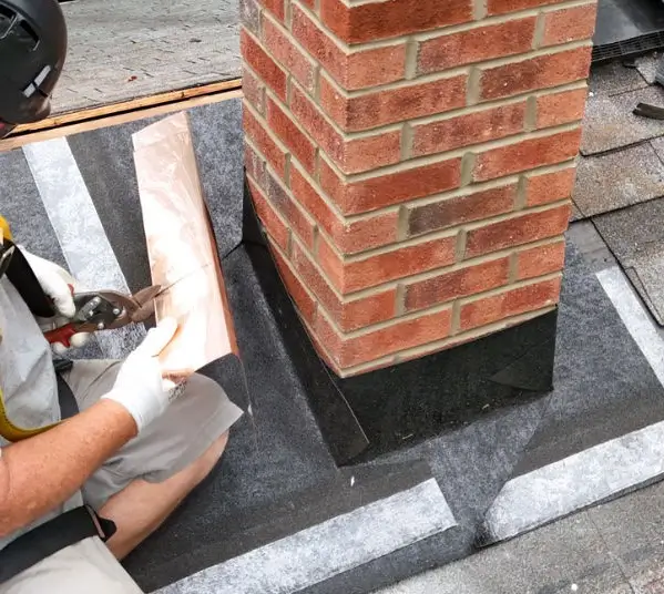 майстор ремонтира комин